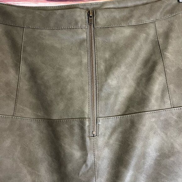 Stella Luce Faux Leather Sage Green Skirt with Pockets. Size Large. - Picture 7 of 7